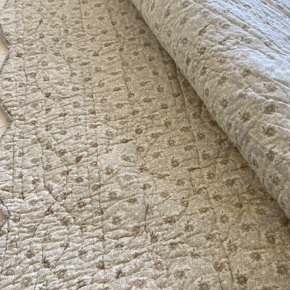 Pierre Deux quilted reversible queen size comforter and 4matching pillow cases - Picture 5 of 5